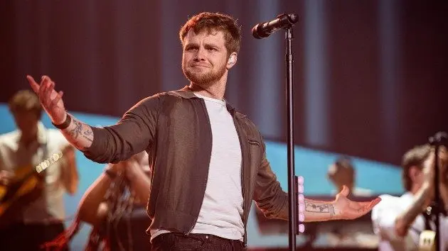 getty_alexwarrenonstageuk_052126997781