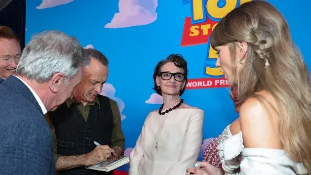 getty_taylorswifttomhankstoystory_061026505442