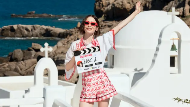 e_emilyinparis_05212659403