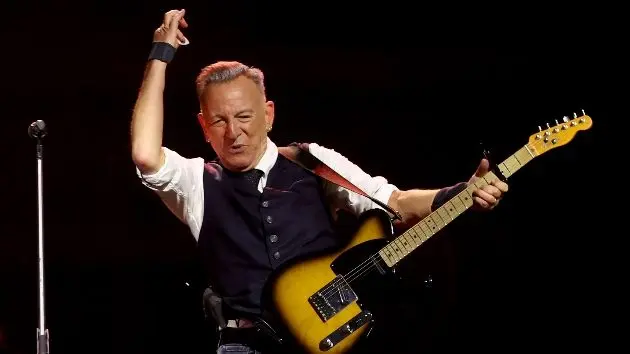 Bruce Springsteen performs The Doors' 'Light My Fire' with John