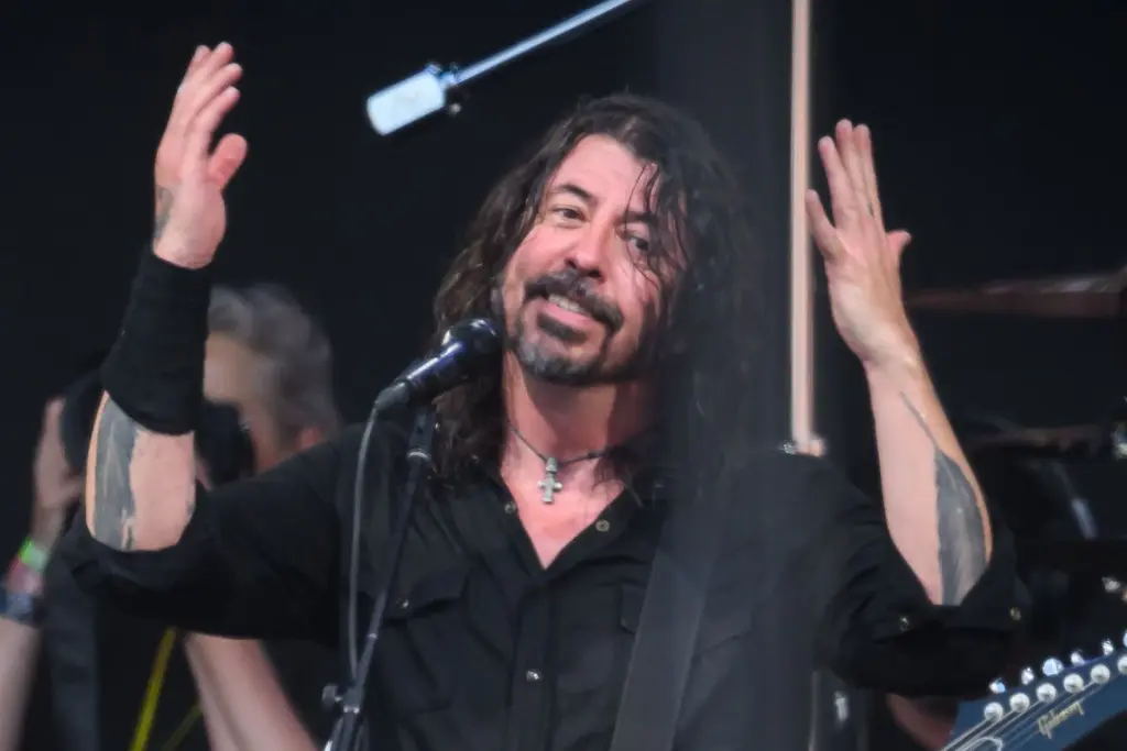 attachment-dave-grohl-hands-up-2023