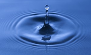 Water_drop_impact_on_a_water-surface_-_(1)