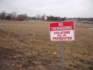 1280px-No_Trespassing_sign_at_empty_lot_in_February