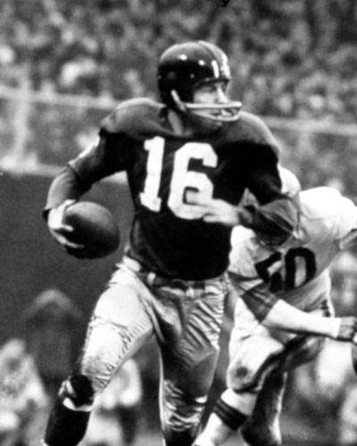 Frank Gifford during his playing days as running back with the New York Giants. (AP photo)