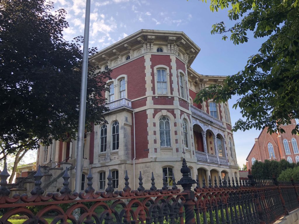 Reddick Mansion opens grounds for homecoming photos - Vimarsana News