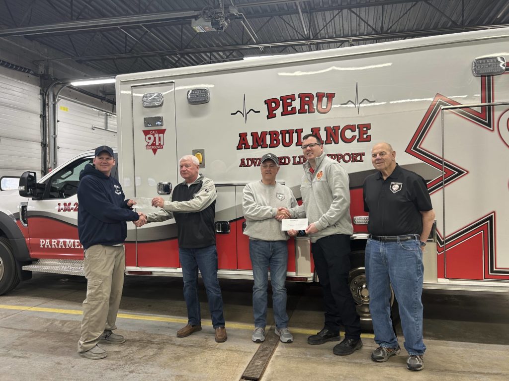 Utica Fireside White Sox Club makes donation to Peru and Ottawa ambulance services - Vimarsana News