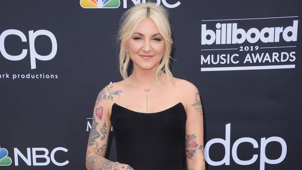 Julia Michaels and JP Saxe Team Up For New Holiday Song "Kissin' In The Cold - Vimarsana News