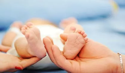 parents-holding-baby-feet