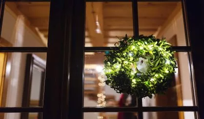 green-mistletoe-wreath