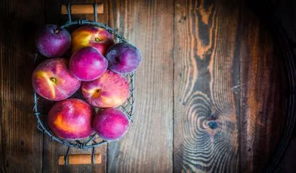 peaches-on-wooden-background