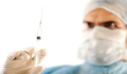 surgeon-holding-injection-vaccine