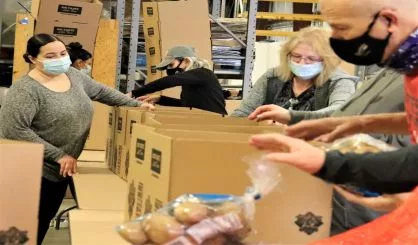 pokagon-band-and-its-four-winds-casinos-packing-easter-baskets-2-low-res