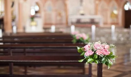 beautiful-flower-wedding-decoration-in-a-church