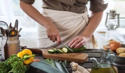 woman-slice-vegetables