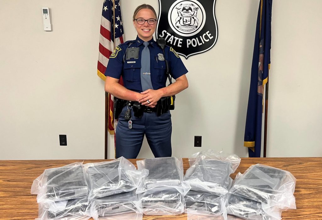 Traffic stop leads to 22 lbs of cocaine scattered; Suspects found holding infant, toddler - Vimarsana News