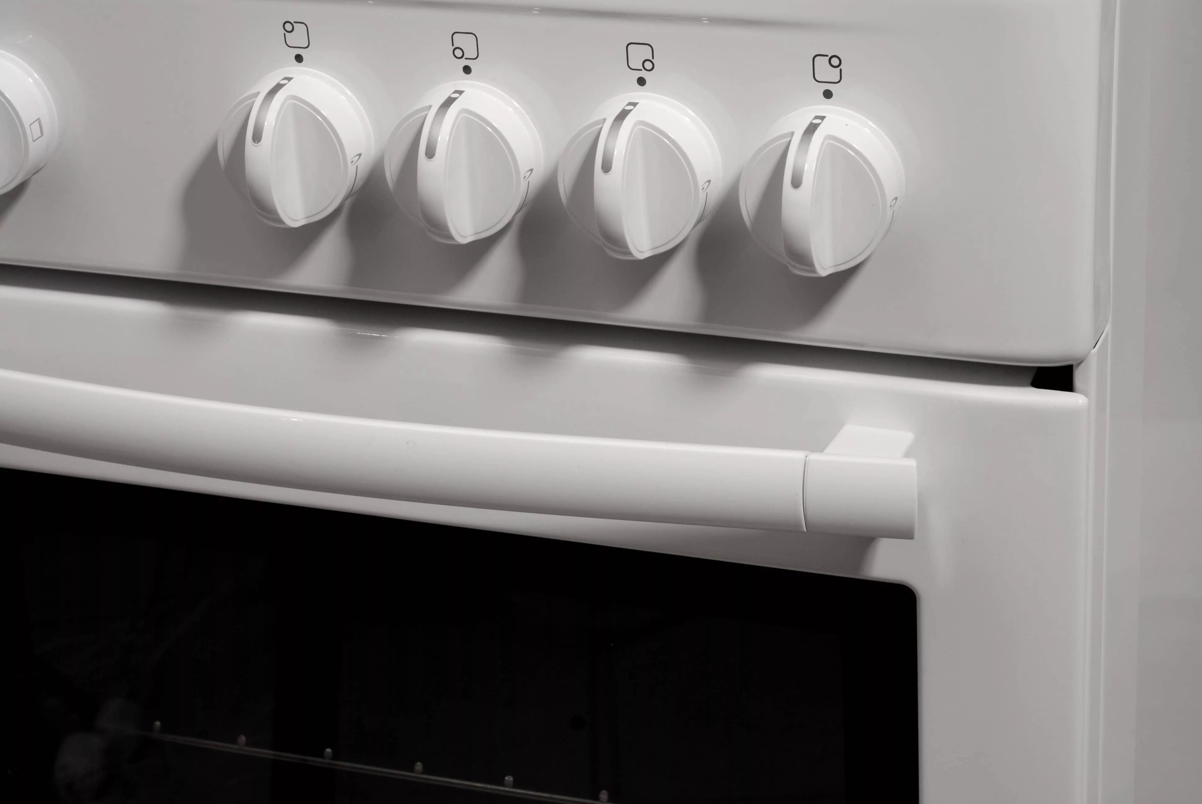 white-freestanding-gas-cooker