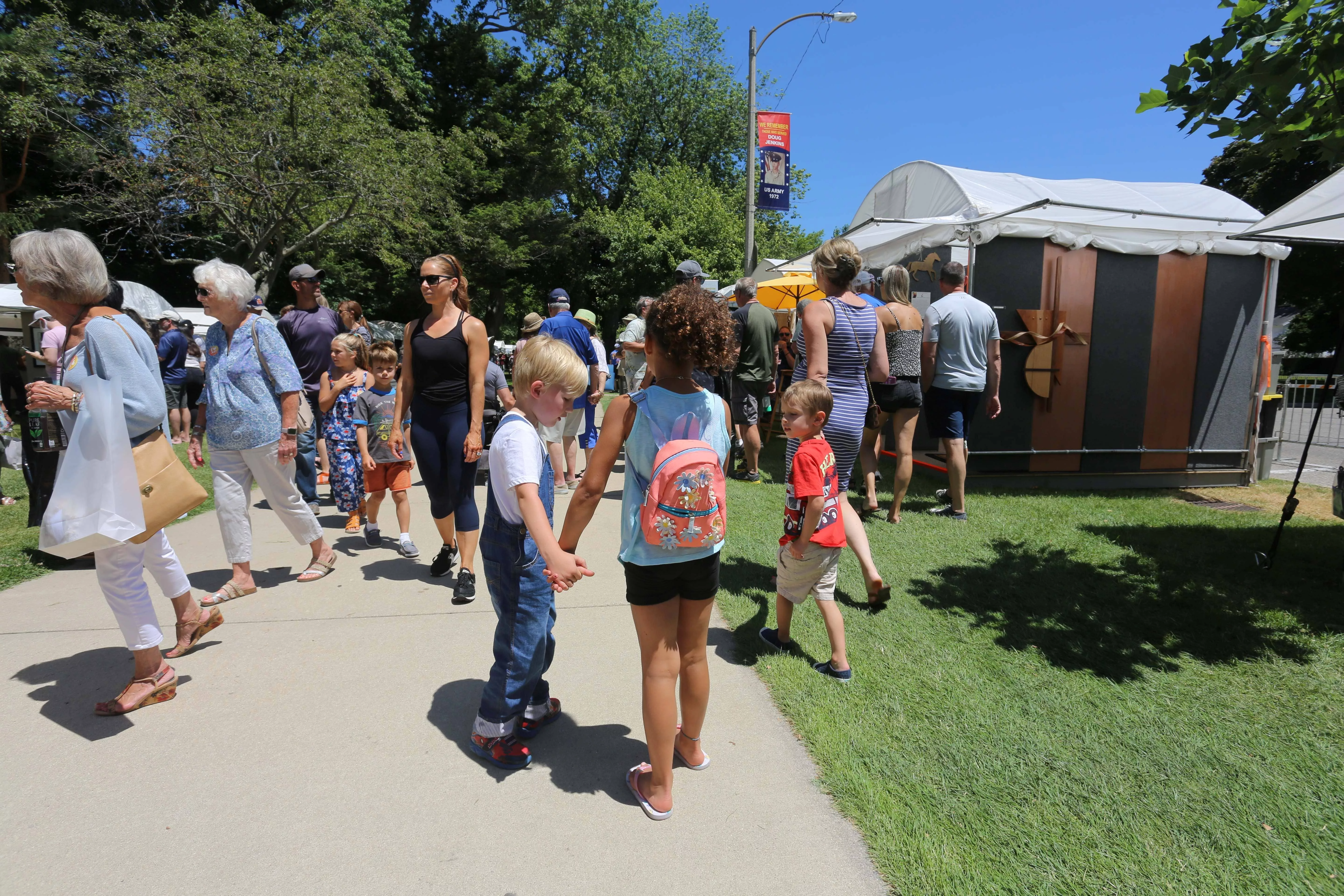people-at-the-art-fair-2022_sm