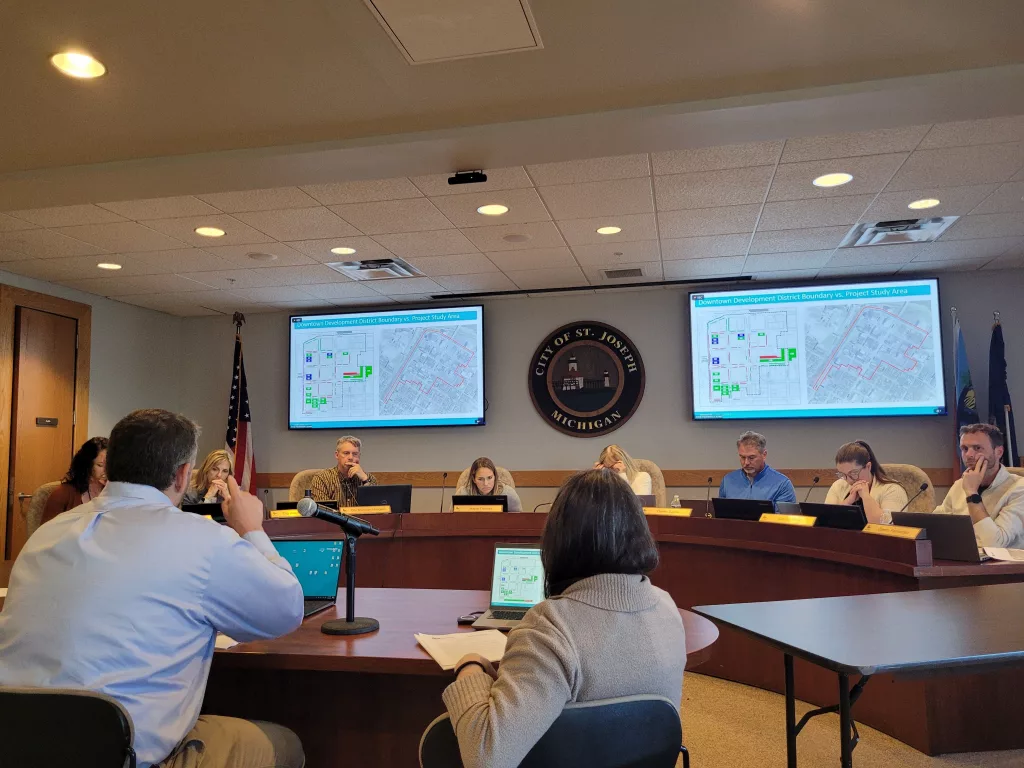 St. Joseph City Commissioners hear proposal for paid parking downtown - Vimarsana News