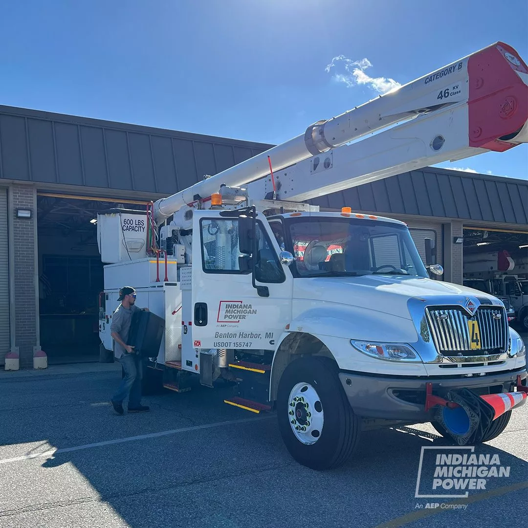 benton-harbor-lineworker-packing