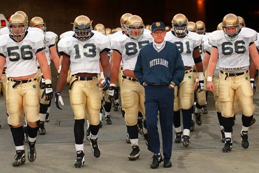 obit-holtz-football