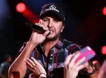 Luke Bryan performs at Nissan Stadium during the 2017 CMA Festival on June 8^ 2017 in Nashville^ Tennessee.