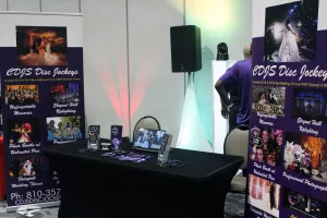 cdjs-discjockeys_booth2