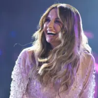 m_carlypearcecmafest2025abclaughing822555