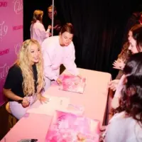 m_meganmoroney9cities9daysautographshot_03092648685