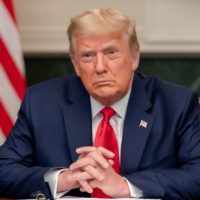 wh_1521_trumpsittingdesk