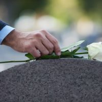 istock_083019_funeral-peopleimages-3