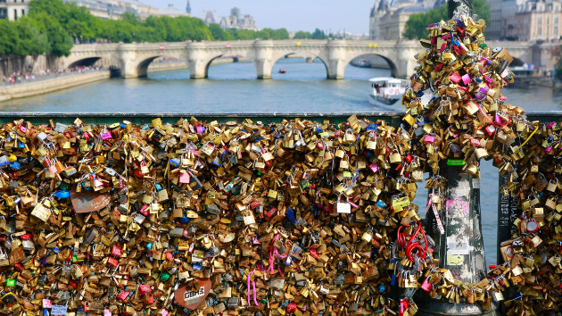'Love Lock Savior' in Paris returns symbols of love to travelers around the world - Vimarsana News