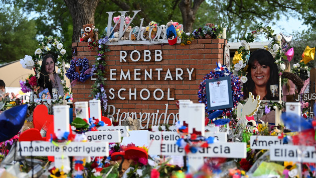 Texas committee investigating shooting visits Robb Elementary school - Vimarsana News