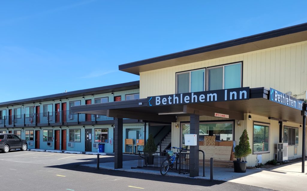 Bethlehem Inn Cuts Ribbon On New Redmond Shelter - Vimarsana News