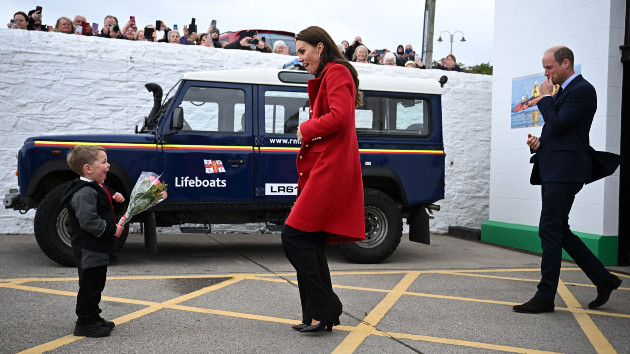 Prince William and Kate travel to Anglesey in Wales, where they had their first family home - Vimarsana News