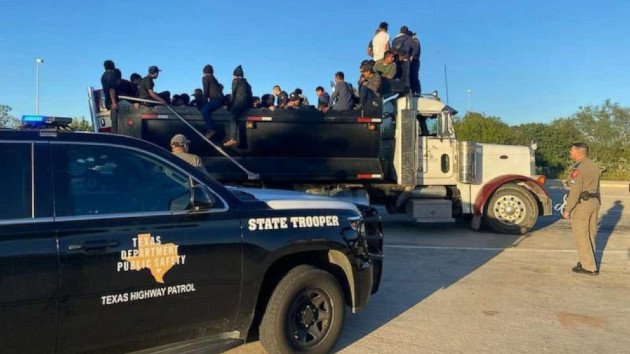 Texas man charged for allegedly smuggling 84 undocumented immigrants across US border - Vimarsana News
