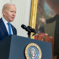 wh_21323_joebidenpodium608509