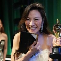 e_michelle_yeoh_backstage_03132023309968