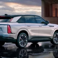 cadillac_cadillacev_080923697001