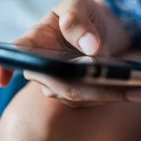 gettyrf_9822_usingsmartphone2028129575292