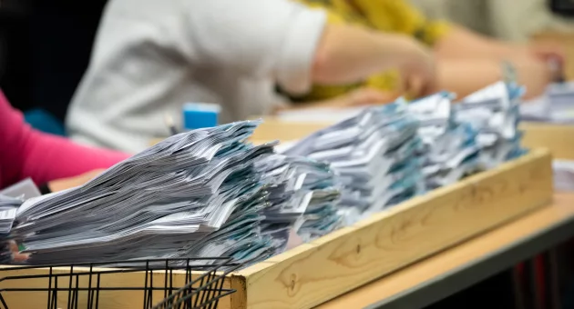 counting-ballot-papers-during-an-election