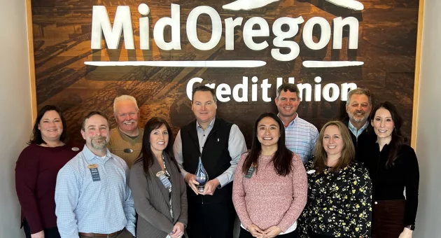 mid-oregon-executive-leadership-team-with-fourth-raddon-crystal-award