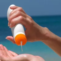 gettyrf_51523_applyingsunscreen430559