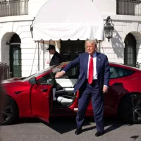 getty_trumptesla_31125182987