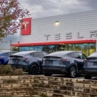 getty_tesladealership_032525207560