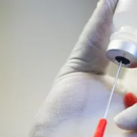 gettyrf_82522_vaccinevialplain623438