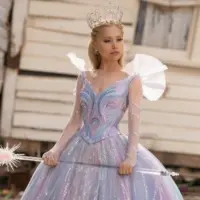 m_ariana20as20glinda_giles2020keyte20universal20pictures_102825509715