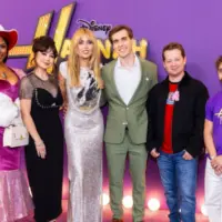 e_hannahmontana20thanniversary_032426865819