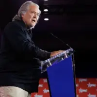 getty_stevebannon_040626852582