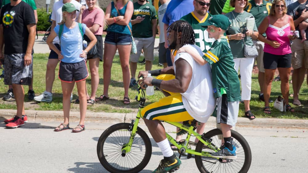 Packers RB Aaron Jones Agrees to Restructure Deal for 2023 Season - Vimarsana News