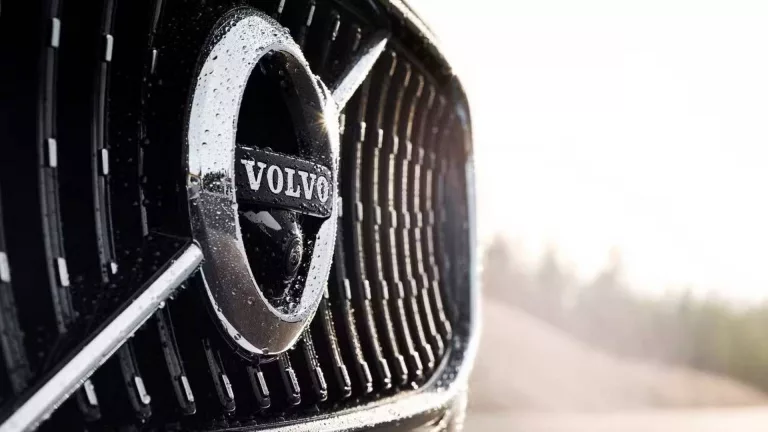 2025-volvo-v90-cross-country-close-up-view-of-volvo-badge-exterior388618